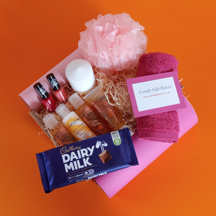 Cadburys chocolate pamper gifts for her, pamper at home kits for girlfriends UK delivery, pampering gift boxes, chocolate pamper gifts for women, Cadbury Dairy Milk chocolate presents for girlfriends